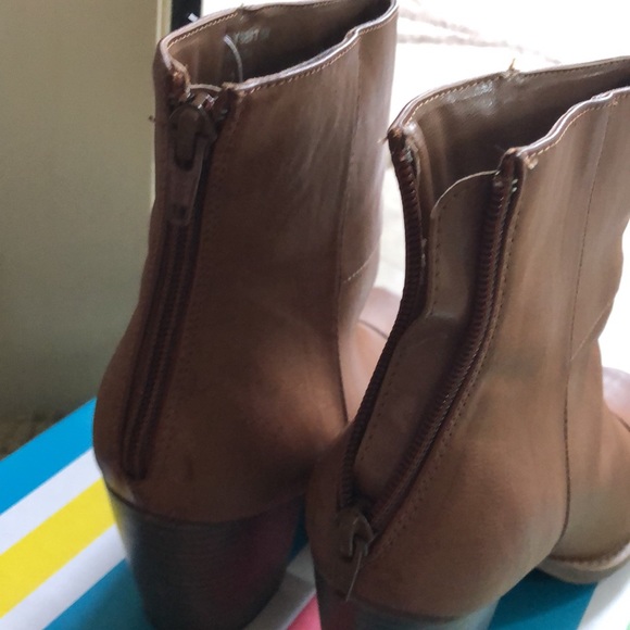 NWT Elyse tan/brown cowboy boot style mid rise boot - Picture 7 of 9